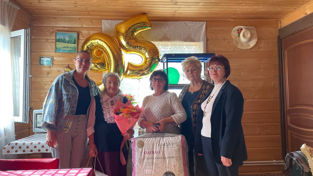 Жительницу поселка Шишкин Лес поздравили с днем рождения. 