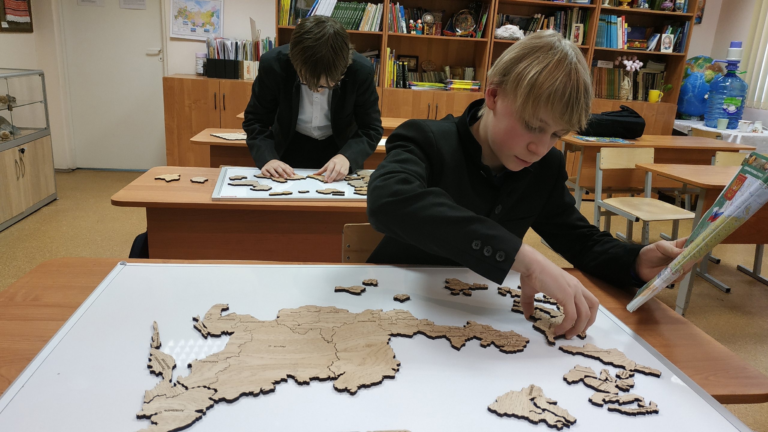 Воспитанники школы-пансиона «Плесково» продолжили изучать географию с помощью спилс-карт