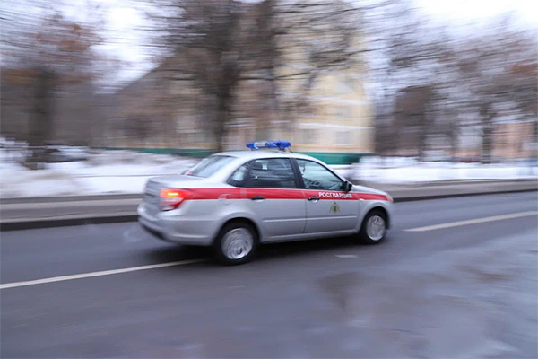 Столичные росгвардейцы оказали доврачебную помощь женщине, упавшей с восьмого этажа