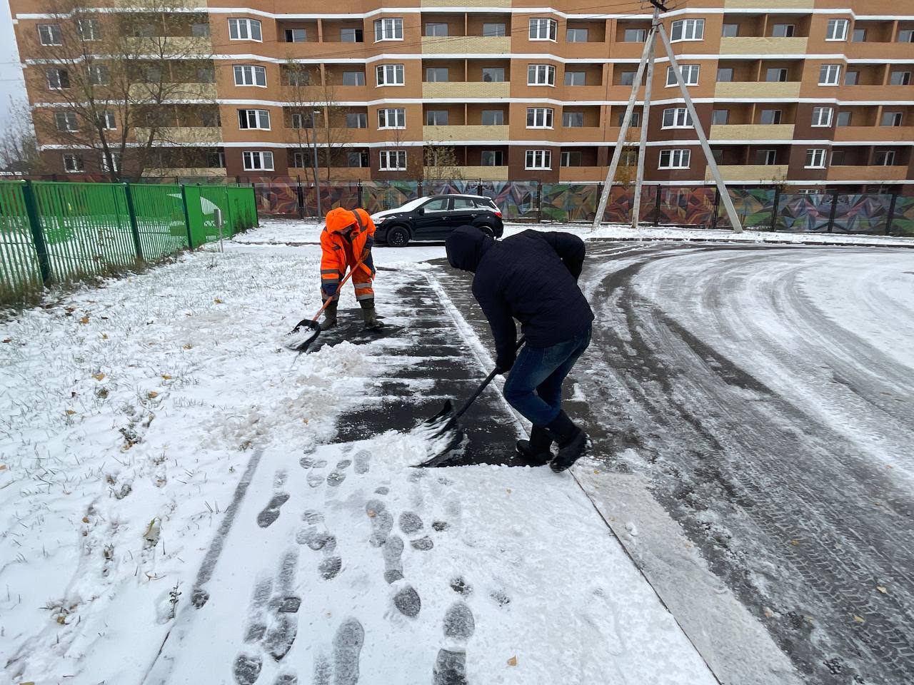 Специалисты приступили к уборке снега в Михайлово-Ярцевском