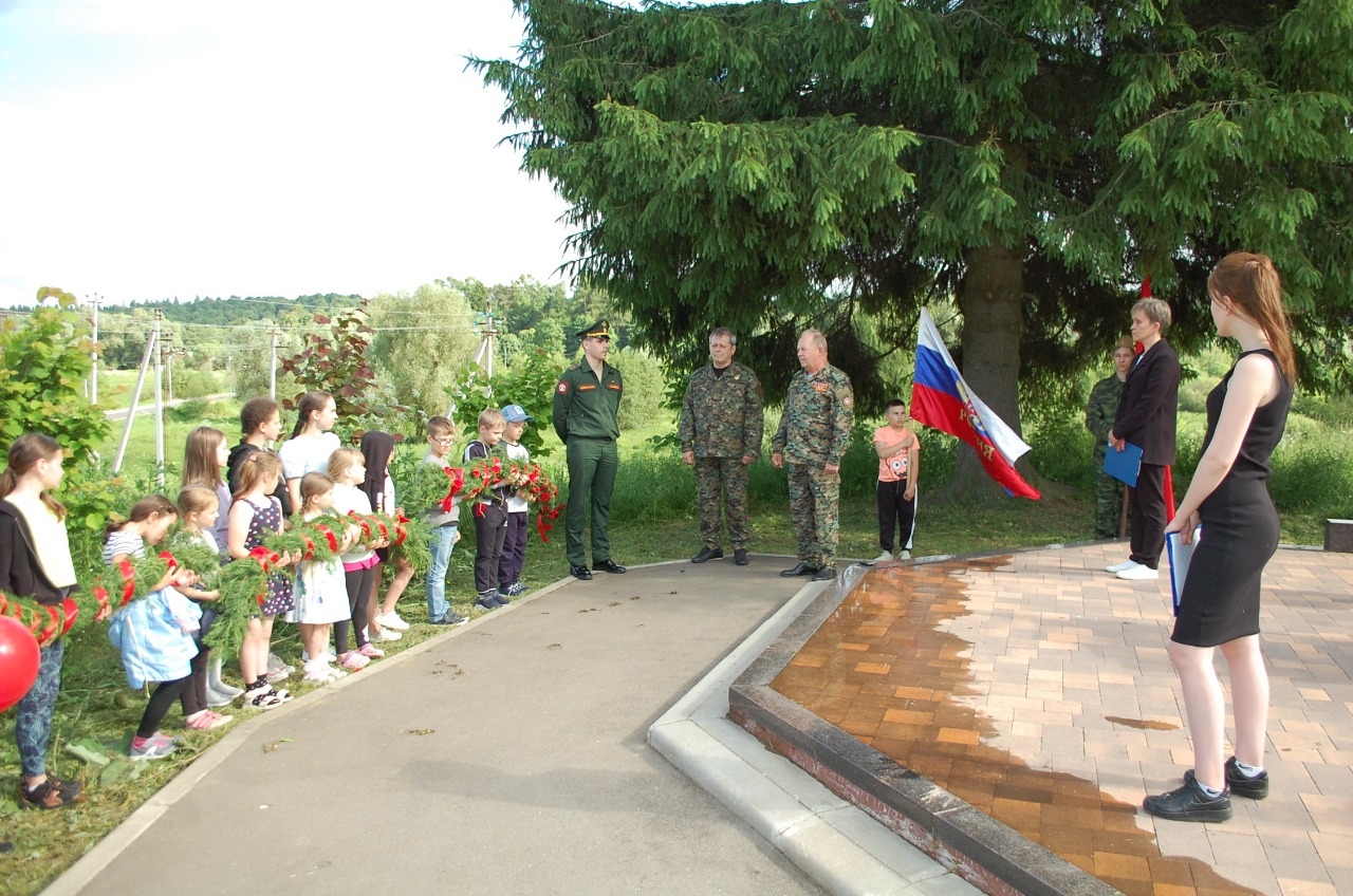 Юные жители Михайлово-Ярцевского почтили память погибших в Великую Отечественную войну и приняли участие в акции «Письмо солдату»