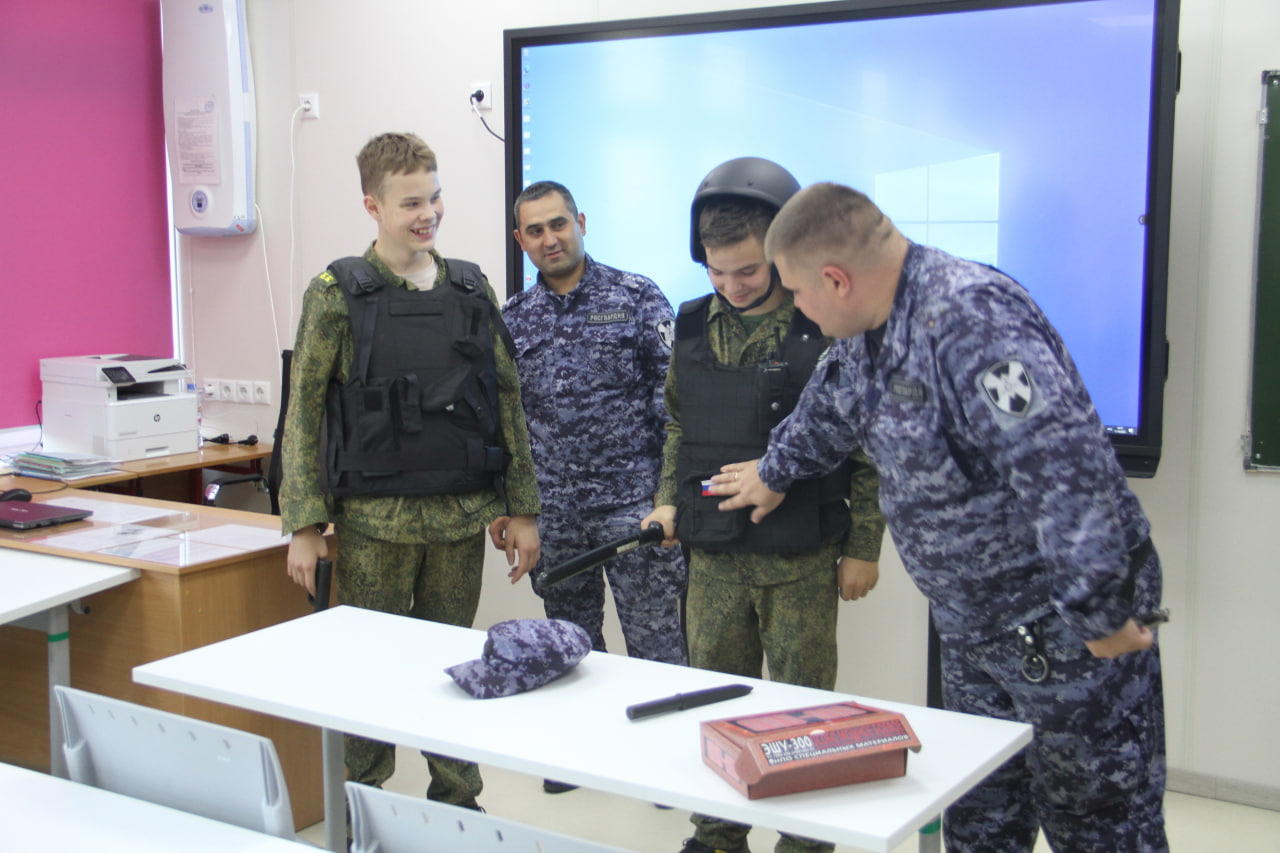 В честь Дня вневедомственной охраны росгвардейцы провели урок мужества для московских школьников 