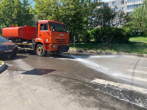 Промывку дорог провели в поселении Михайлово-Ярцевское