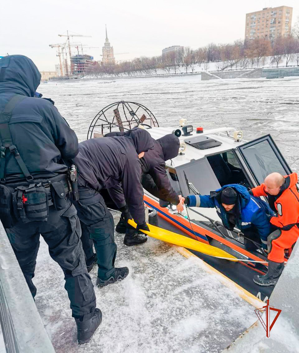 Спецназовцы оказали помощь человеку, оказавшемуся на льду Москва-реки