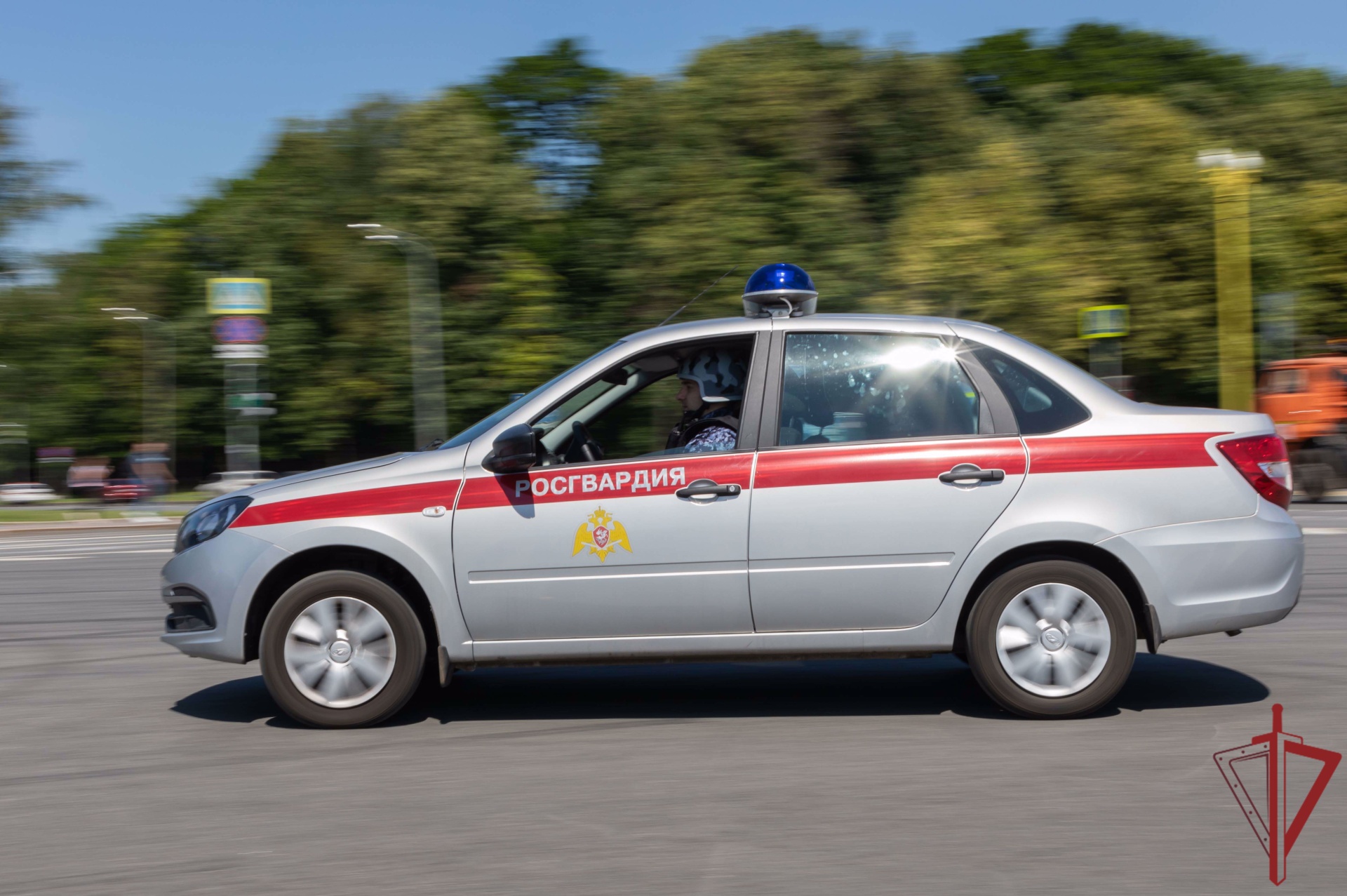 Столичные росгвардейцы оказали помощь женщине с ребенком, застрявшим в лифте