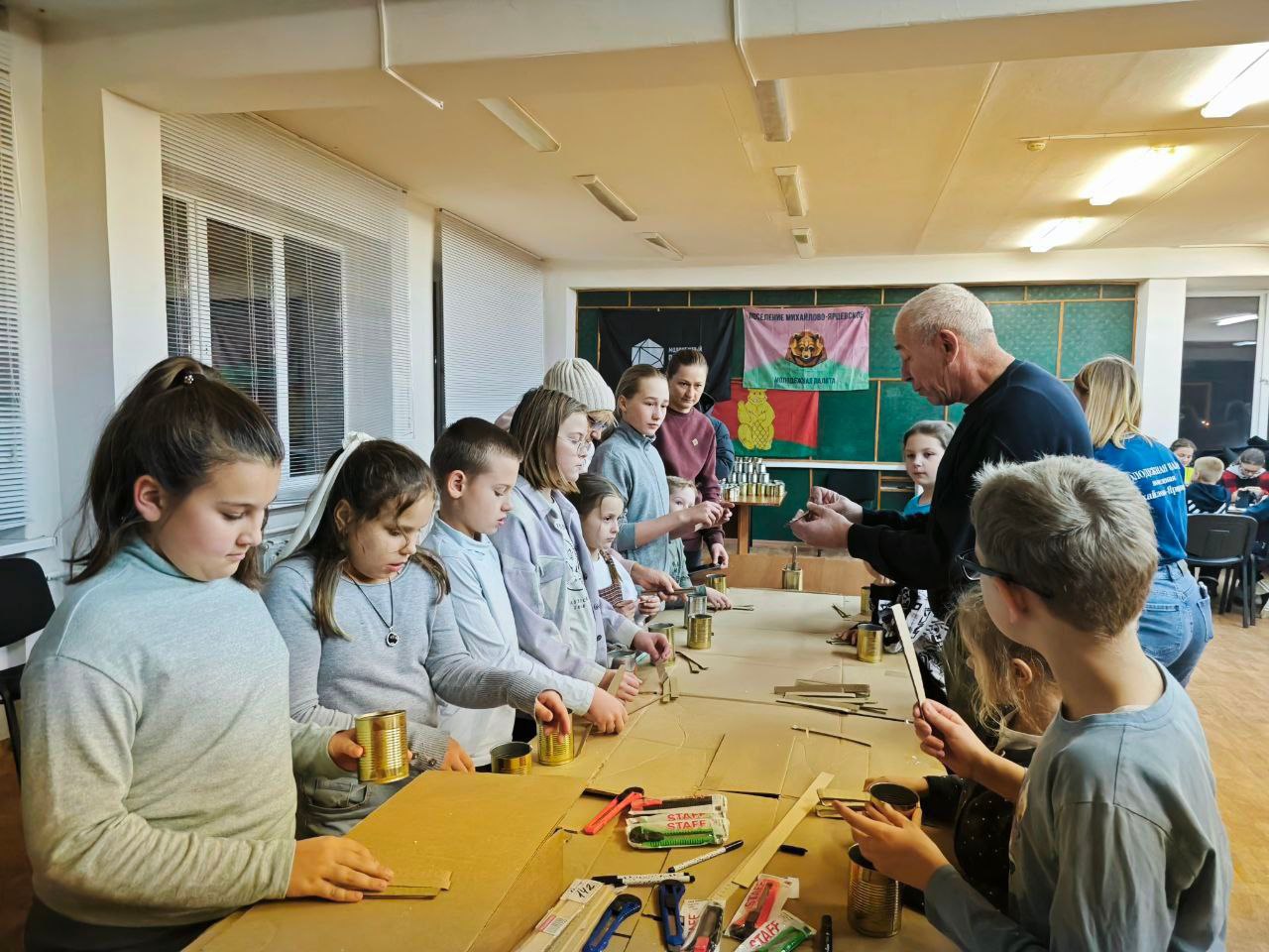 Активисты Молодежной палаты организовали мастер-класс по изготовлению окопных свечей в администрации поселения Михайлово-Ярцевское
