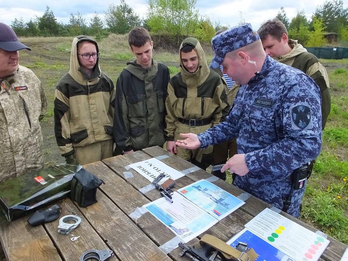 Столичные росгвардейцы организовали военно-патриотическую игру «Зарница» для подрастающего поколения