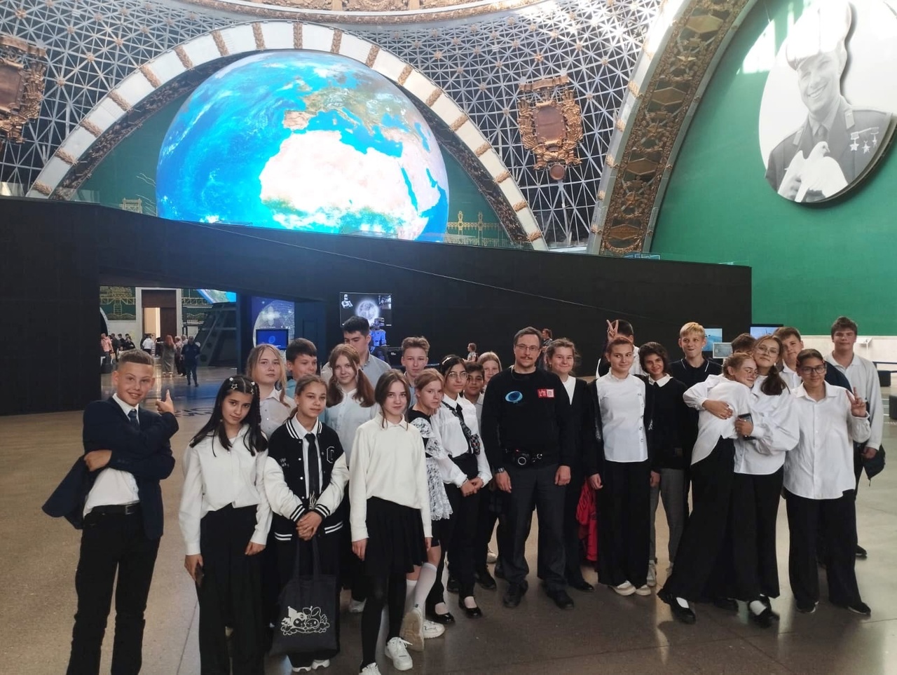Школьники посетили экскурсию в павильоне «Космос» ВДНХ
