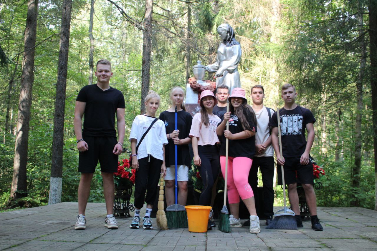 Мемориально-патронатную акцию провели молодые парламентарии Михайлово-Ярцевского