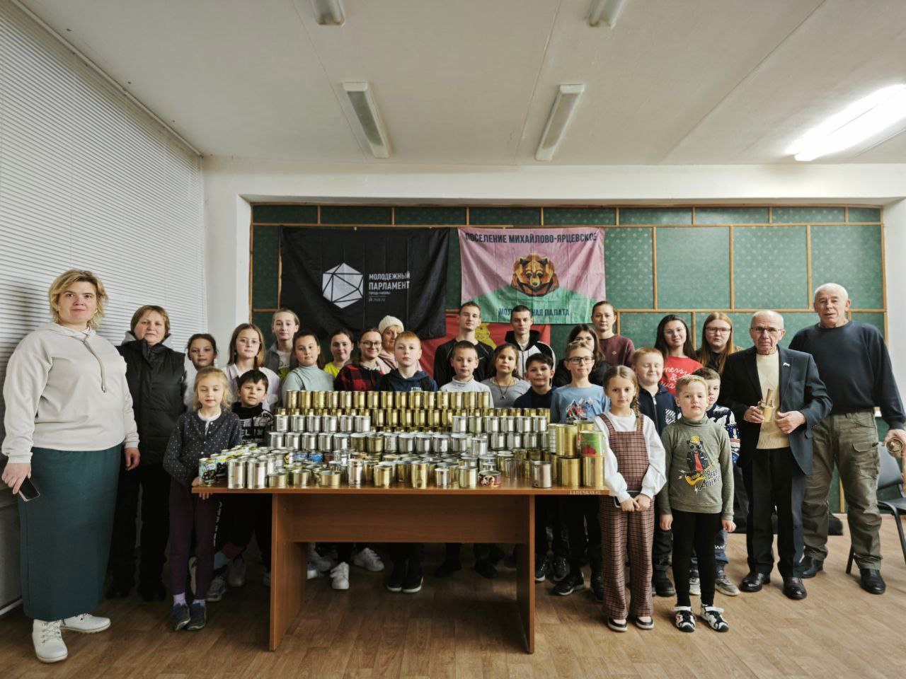 24 ноября в рамках акции "Тепло наших сердец" прошёл мастер-класс по изготовлению окопных свечей и маскировочных сетей, организованный Молодёжной палатой Михайлово-Ярцевского