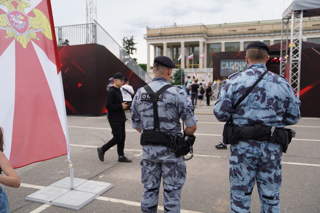 Заместитель директора Росгвардии генерал-полковник Алексей Воробьёв наградил руководителей столичной Росгвардии в Москве