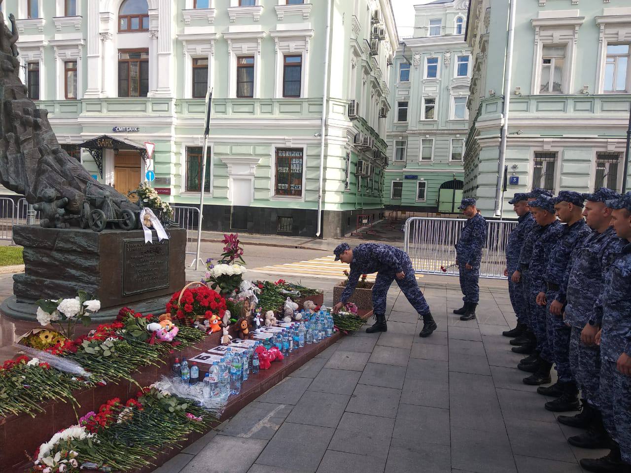 В День солидарности в борьбе с терроризмом росгвардейцы  посетили памятные мемориалы в Москве 