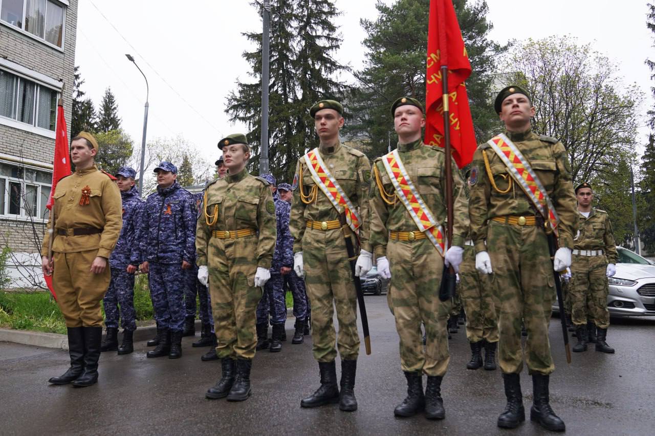 Акцию «Парад у дома ветерана» провели столичные росгвардейцы 